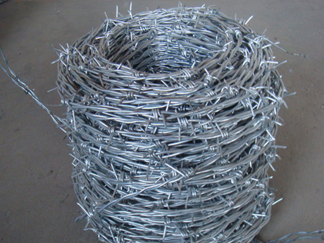 材质：采用普通热镀锌丝，上锌量一般为30--50g每平方米丝径：2.2mm刺距：15cm用途：主要用于军事设施、监狱、农场、牧场、高速公路等作为围墙用网。1、由于采用了热镀锌处理，这样刺绳的使用寿命大